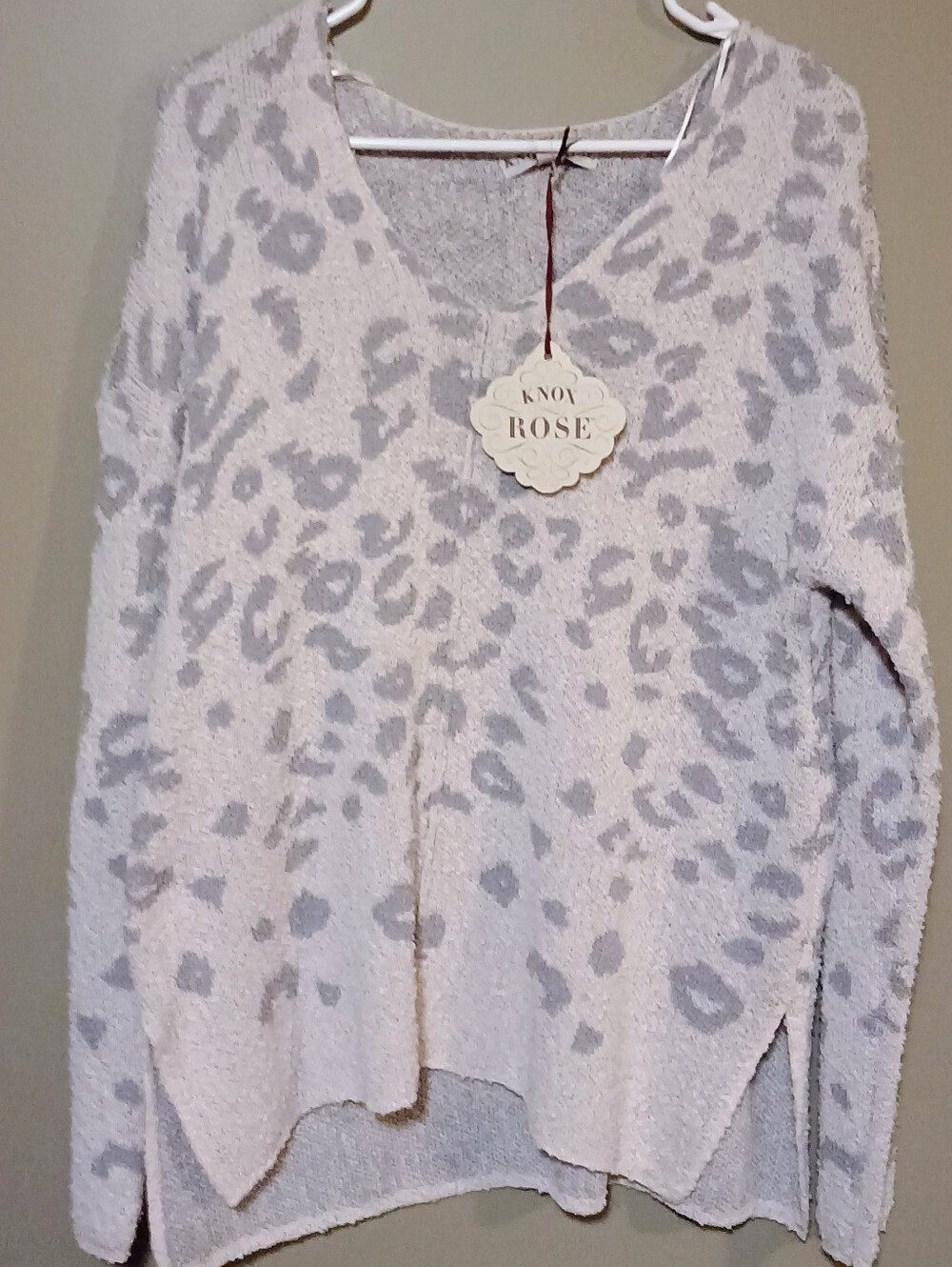 Knox Rose Light Gray Leopard-Print V-Neck Sweater